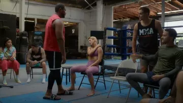Sandales Adidas Adissage Slide portées par Sean (Luke Tennie) telles que vues dans Shrinking (S03E10)
