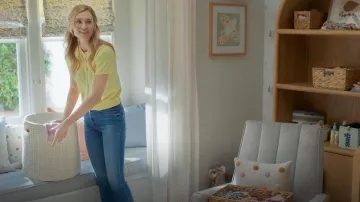 Cardigan tricoté nœud perle Zara porté par Kellie (Nora Kirkpatrick) tel que vu dans Shrinking (S03E10)