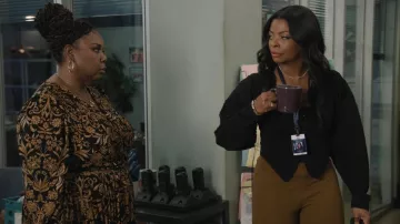Cardigan de manga volumen de Cult Gaia Blair llevado por Ava Coleman (Janelle James) como se ve en Abbott Elementary (S05E18)