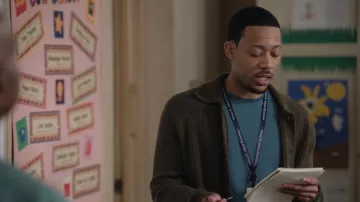 Cárdigan frontal de botones de banana Republic llevado por Gregory Eddie (Tyler James Williams) tal como se ve en Abbott Elementary (S05E18)