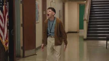 Cardigan en laine d’agneau Uniqlo porté par Jacob Hill (Chris Perfetti) tel que vu dans Abbott Elementary (S05E18)