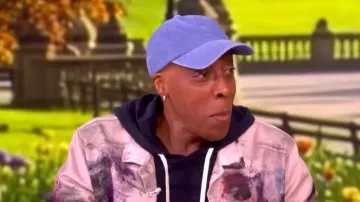 Acne Studios Chaqueta vaquera salpicada de pintura usada por Arsenio Hall vista en The View el 2 de abril de 2026