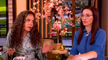 Vestido cruzado de seda floral de medianoche La DoubleJ llevado por Sunny Hostin visto en The View el 2 de abril de 2026