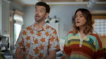 Shor con estampado de 'flor de genciana' azul azul pálido naranja de Paul Smith llevado por Brian (Michael Urie) como se ve en Shrinking (S03E10)