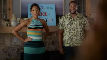 Robe Maxi à col halter rayée rayée et étirée à cheveux Christopher John Rogers, portée par Gaby (Jessica Williams) telle que vue dans Shrinking (S03E10)