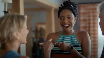 Bague de bande en zirconie cubique taillée Trésor Ettika Treasure portée par Gaby (Jessica Williams) telle que vue dans Shrinking (S03E10)