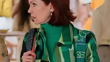 Elsbeth S03 Carrie Preston Manteau vert imprimé porté par Elsbeth Tascioni (Carrie Preston) tel que vu dans Elsbeth (S03)
