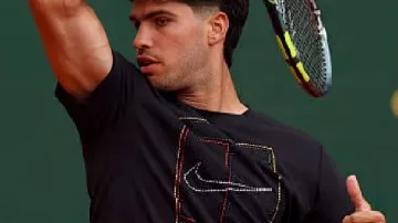 Carlos Alcaraz la camiseta negra Rolex Monte-Carlo Masters en ALCARAZ vs BAEZ • ATP Monte Carlo 2026 • Tenis EN DIRECTO
