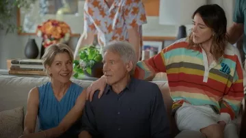 Short italien taille moyenne en coton stretch Vince Avery porté par Liz (Christa Miller) tel que vu dans Shrinking (S03E10)