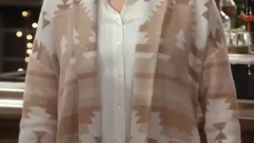 Cárdigan beige y blanco que lleva Bobbie (Reba McEntire) en Happy's Place