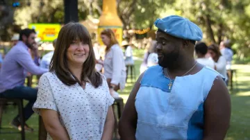 Camisa Madewell Hilltop en Rainbow Clipdot usada por Amy Patterson (Emily Pendergast) como se ve en Jury Duty Presents: Company Retreat (S01E03)