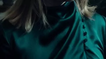 Blusa de seda llevada por (Judy Greer) en The Last Thing He Told Me