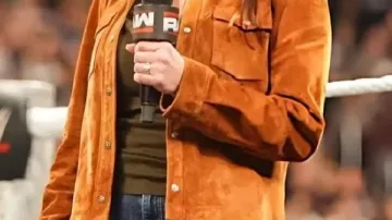 Chaqueta marrón que lleva Stephanie McMahon en YOU HEARD HER ????️ Stephanie McMahon está en la casa del Madison Square Garden!! #WWERaw
