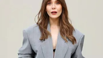 Elizabeth Olsen Paris Fashion Week Blazer gris en Isabel Marant | Otoño Invierno 2025/2026 | Semana de la Moda de París