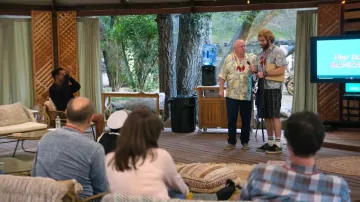 Camisa hawaiana amarilla Tommy Bahama llevada por Doug Womack (Jerry Hauck) como se ve en Jury Duty Presents: Company Retreat (S01E04)