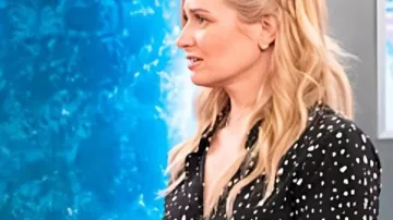 La camisa de Beth Behrs Spot de The Neighborhood S08 tal como se ve en The Neighborhood