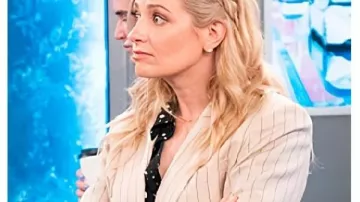 La Blazer Beth Behrs de The Neighborhood S08 tal como se ve en The Neighborhood