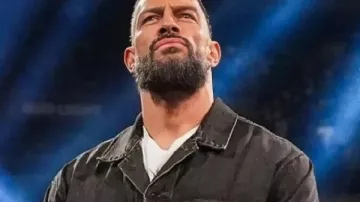 Roman Reina la chaqueta vaquera de RAW 2026 de los lunes por la noche vista en WWE Raw
