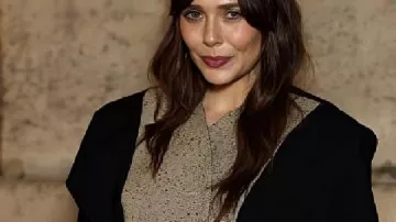 La chaqueta Elizabeth Olsen de Jacquemus otoño 2026 en Jacquemus | Otoño/Invierno 2026/27 | Semana de la Moda de París