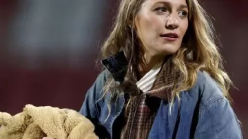 Blake Lively Wrexham VS Chelsea Chaqueta vaquera en Blake Lively y Ryan Reynolds vistos besándose en un partido contra Wrexham en Gales. #shorts