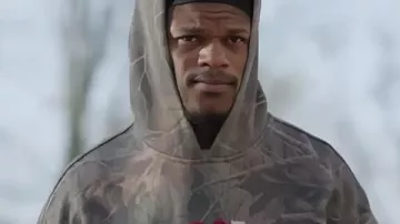 Sudadera camuflada de Lamar Jackson I Love Jesus llevada por Lamar Jackson en Lamar Jackson EMERGE con equipo I LOVE JESUS Gear para los entrenamientos de pretemporada de los Ravens en una OPORTUNIDAD OBVIA en la NBA!