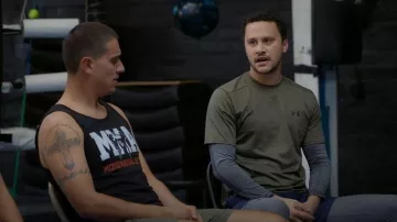Camiseta de manga corta Under Armour Tech Vent llevada por Jorge (Trey Santiago-Hudson) como se ve en Shrinking (S03E10)