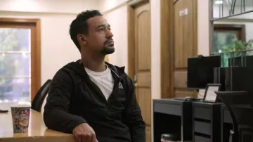Sudadera Reebok para hombres y grandes para hombres con cremallera media llevada por Anthony Norman, tal como se ve en Jury Duty Presents: Company Retreat (S01E04)