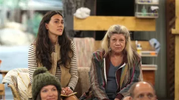 Chaleco utilitario de sarga H&M usado por Kate Martinez (Erica Hernández) como se ve en Jury Duty Presents: Company Retreat (S01E04)