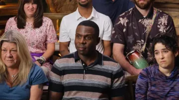 Polo en mélange lin rayé Scotch & Soda porté par Steve Mosley (Warren S.L. Burke) tel que vu dans Jury Duty Presents : Company Retreat (S01E04)