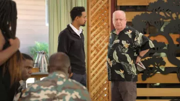 Tommy Bahama camisa floral verde negra llevada por Doug Womack (Jerry Hauck) tal como se ve en Jury Duty Presents: Company Retreat (S01E04)