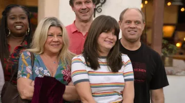 Vestido de té azul midi con estampado floral de H&M que lleva Helen Schaffer (Stephanie Hodge) tal y como se ve en Jury Duty Presents: Company Retreat (S01E05)