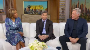 Camisa de satén martelado Tahari Hammered Wrap Front Front que lleva Robin Roberts, tal como se ve en Good Morning America el 2 de abril de 2026