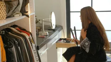 Bata Barroca Versace Black I Heart llevada por Ashley Iaconetti como se ve en The Real Housewives of Rhode Island (S01E01)