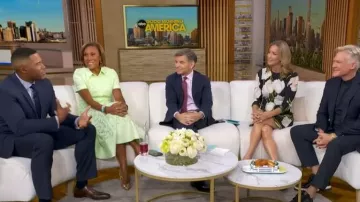 Vestido camisa de encaje con cinturón Badgley Mischka llevado por Robin Roberts, visto en Good Morning America el 7 de abril de 2026