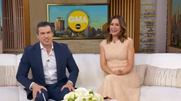 Vestido Midi de punto y acampanado de Tweed St. John Bouclé llevado por Rebecca Jarvis, tal como se ve en Good Morning America el 7 de abril de 2026