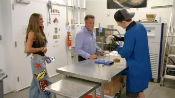 Akira Check It Out Jeans patch oversize portés par Liz McGraw comme on le voit dans The Real Housewives of Rhode Island (S01E01)