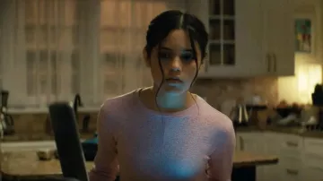 Haut rose porté par Tara Carpenter (Jenna Ortega) tel que vu dans les vêtements du film Scream
