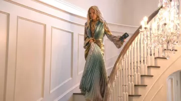 Robe plissée en lamé en soie plissée Reem Acra portée par Rachel Zoe, telle que vue dans Les vraies femmes au foyer de Beverly Hills (S15E16)