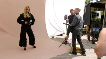 Zapatos de satín negros Amina Muaddi Yigit 150 que lleva Dorit Kemsley como se ve en Las verdaderas amas de casa de Beverly Hills (S15E16)