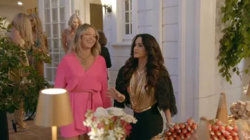 Whiting & Davis Haut Rhunt à sequins dorés porté par Kyle Richards, tel que vu dans The Real Housewives of Beverly Hills (S15E16)