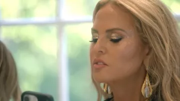 Boucles d’oreilles libres de la collection Estate portées par Rachel Zoe, telles que vues dans The Real Housewives of Beverly Hills (S15E16)
