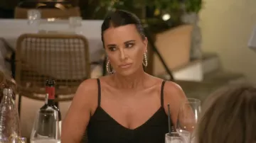 Melinda Maria C’est une icône Hoops 2 portée par Kyle Richards, comme on le voit dans The Real Housewives of Beverly Hills (S15E16)