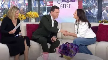 Chaqueta Cinq a Sept Khloe Cotton Blend llevada por Christina Geist vista en Today the April 2 2026