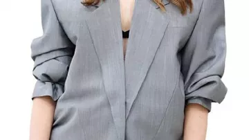 Fashion Week Blazer gris llevado por Elizabeth Olsen en el desfile de la Semana de la Moda de París, 6 de marzo de 2026, Givenchy