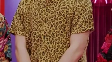 Camiseta de estampado de leopardo que llevaba Self - Presentador (RuPaul) en RuPaul's Drag Race