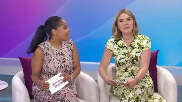 Vestido de goseta Noelani marca blanca Proenza Schouler llevado por Jenna Bush Hager visto en Today with Jenna & Sheinelle el 6 de abril de 2026