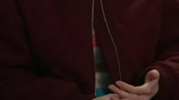 Pull rayé arc-en-ciel porté par (Siobhán Cullen) dans Babies
