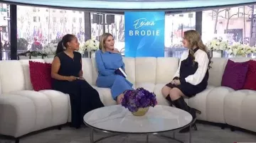 Vestido Reiss Cam Tie-Neck Shift llevado por Emma Brodie, visto en Today with Jenna & Sheinelle el 7 de abril de 2026