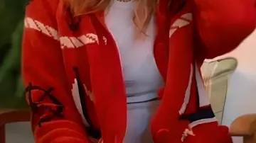 Cardigan porté par Liz (Christa Miller) dans Shrinking