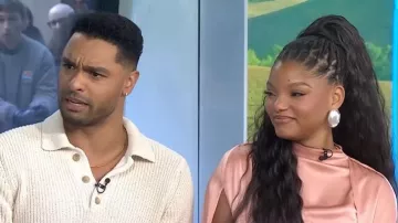 Mini vestido de capa de satén con ribetes de plumas Lapointe llevado por Halle Bailey, tal como se ve en Today, el 7 de abril de 2026